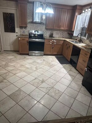 Private kitchen - Spacious 4-bedroom house in beautiful country club west  Danville VA (Danville)