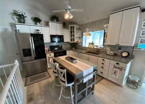Fridge, microwave, oven, stovetop - Spacious Oasis near St. Charles Convention Center and water park (Saint Charles)