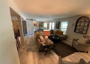 Smart TV, fireplace, video games, DVD player - Spacious Oasis near St. Charles Convention Center and water park (Saint Charles)