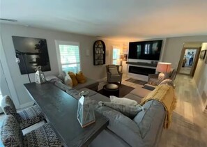 Smart TV, fireplace, video games, DVD player - Spacious Oasis near St. Charles Convention Center and water park (Saint Charles)