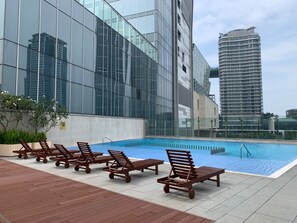 Pool - Luxury 2BR City Condo, Central Colombo- Casino, Jacuzzi, Steam, Sauna, Gym, Mall (Colombo)