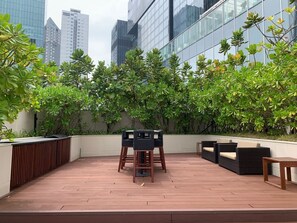 Terrace/patio - Luxury 2BR City Condo, Central Colombo- Casino, Jacuzzi, Steam, Sauna, Gym, Mall (Colombo)