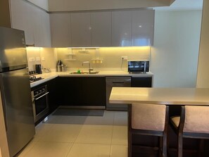Private kitchen - Luxury 2BR City Condo, Central Colombo- Casino, Jacuzzi, Steam, Sauna, Gym, Mall (Colombo)