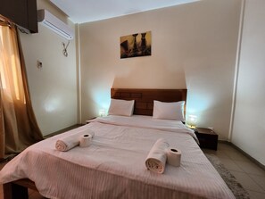Tabla de planchar con plancha, wifi y ropa de cama 