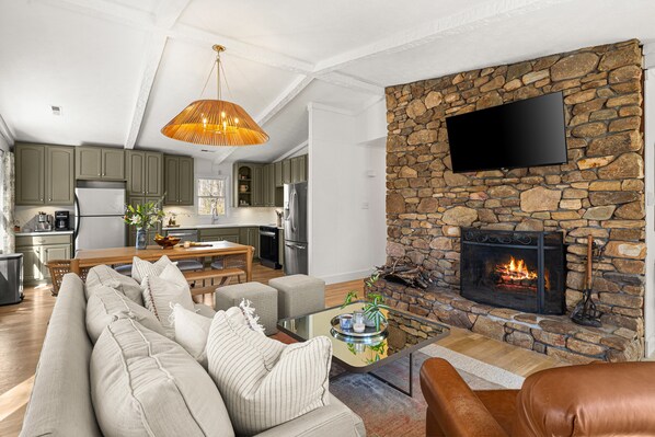Smart TV, fireplace - 17 Minutes to Asheville, Pet Friendly, 3 King Beds, Fenced in Yard (Black Mountain)