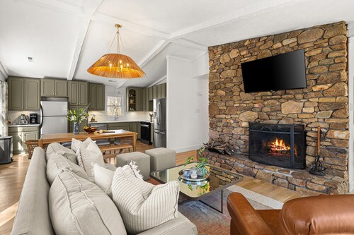 17 Minutes to Asheville, Pet Friendly, 3 King Beds, Fenced in Yard