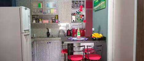 Mikrobølgeovn, kogeplade, kaffe-/temaskine, blender