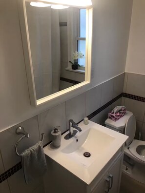 Sèche-cheveux, serviettes fournies, savon, papier toilette