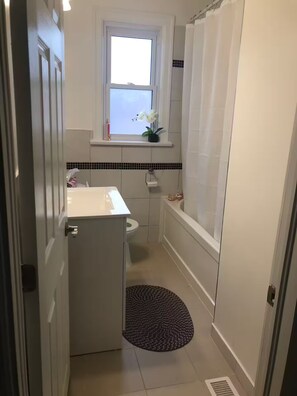 Haartrockner, Handtücher, Seife, Toilettenpapier