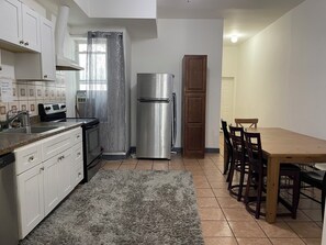 Private kitchen - HE, spacious 5 bedrooms 3 bathrooms  house entire house (Philadelphia)