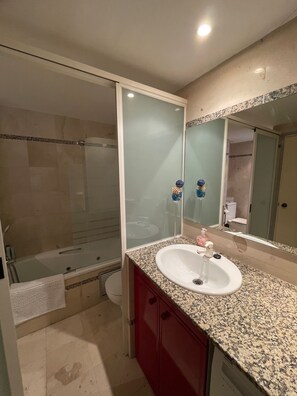 Jetted bath, hair dryer, bidet, towels - Illa Mar d'Or L' Estartit Costa Brava Illes Medes Parc Natural Montgrí Baix Ter (L'Estartit)