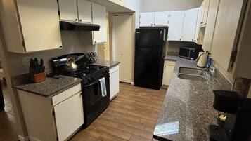 Microondas, horno, parrilla de estufa y lavavajillas