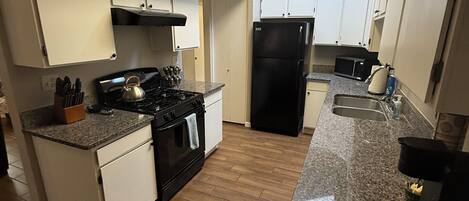 Mikrobølgeovn, ovn, kokeplater og oppvaskmaskin