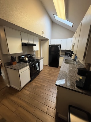 Microwave, oven, stovetop, dishwasher - Quiet 3-bedroom house near the hospital in Sierra Vista (Sierra Vista)