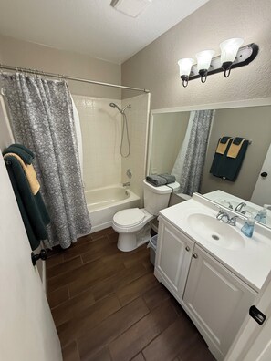 Ducha, secador de pelo, toallas, jabón