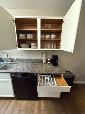 Microwave, oven, stovetop, dishwasher - Quiet 3-bedroom house near the hospital in Sierra Vista (Sierra Vista)