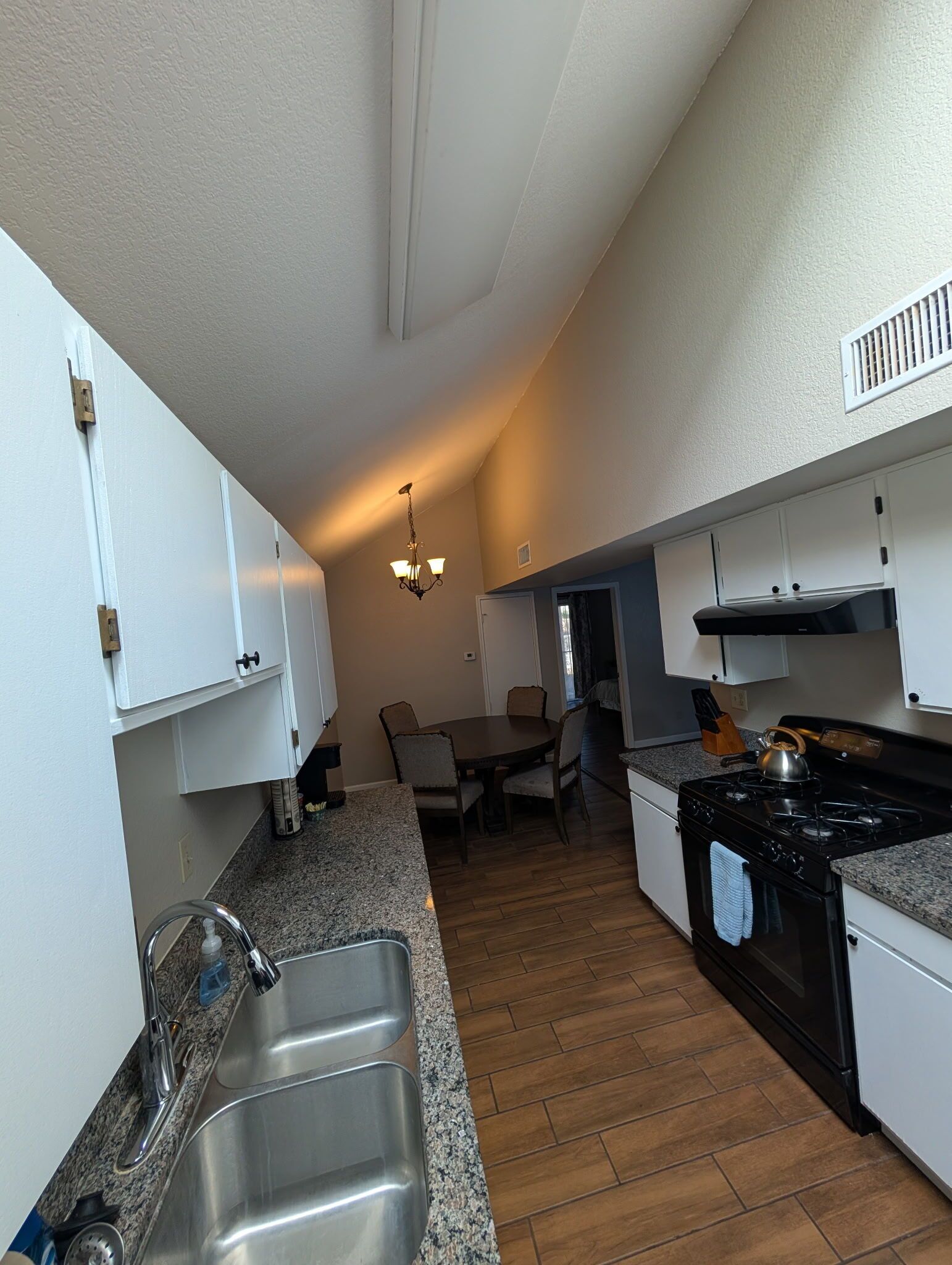 Microondas, horno, placa de cocina y lavavajillas