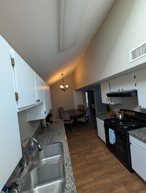 Mikrowelle, Ofen, Herdplatte, Geschirrspüler