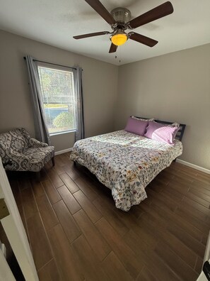 Tabla de planchar con plancha, wifi y ropa de cama 