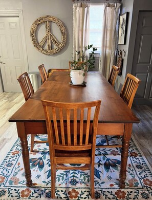 Dining - You'll BEE very happy in our cozy, 2-bedroom Ocala cottage (Ocala)