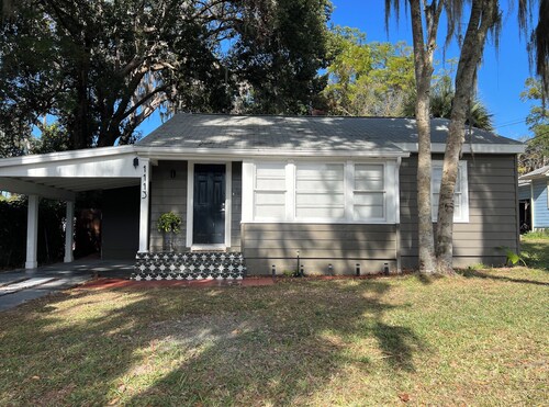 You'll BEE very happy in our cozy, 2-bedroom Ocala cottage