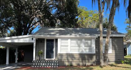 You'll BEE very happy in our cozy, 2-bedroom Ocala cottage