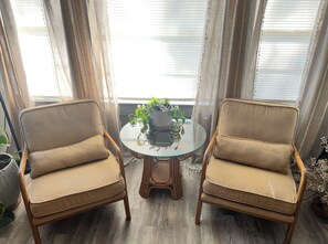 Interior - You'll BEE very happy in our cozy, 2-bedroom Ocala cottage (Ocala)