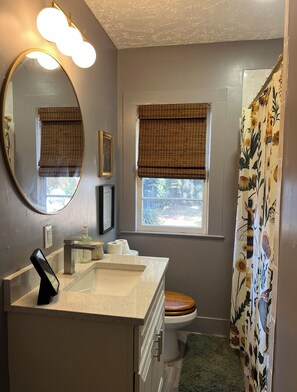 Sèche-cheveux, serviettes fournies, savon, shampoing