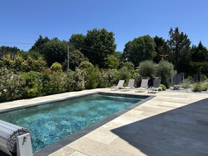 A rectangular swimming pool with clear water, surrounded by a tiled deck and lounge chairs. - VILLA DETENTE A BISCA (BISCARROSSE)