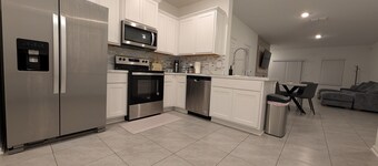 Spacious 3BR Jacksonville Townhome | King Bed