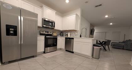 Spacious 3BR Jacksonville Townhome | King Bed