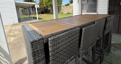 St Leonards Coastal Escape - 7 minute walk to the main street & beach!