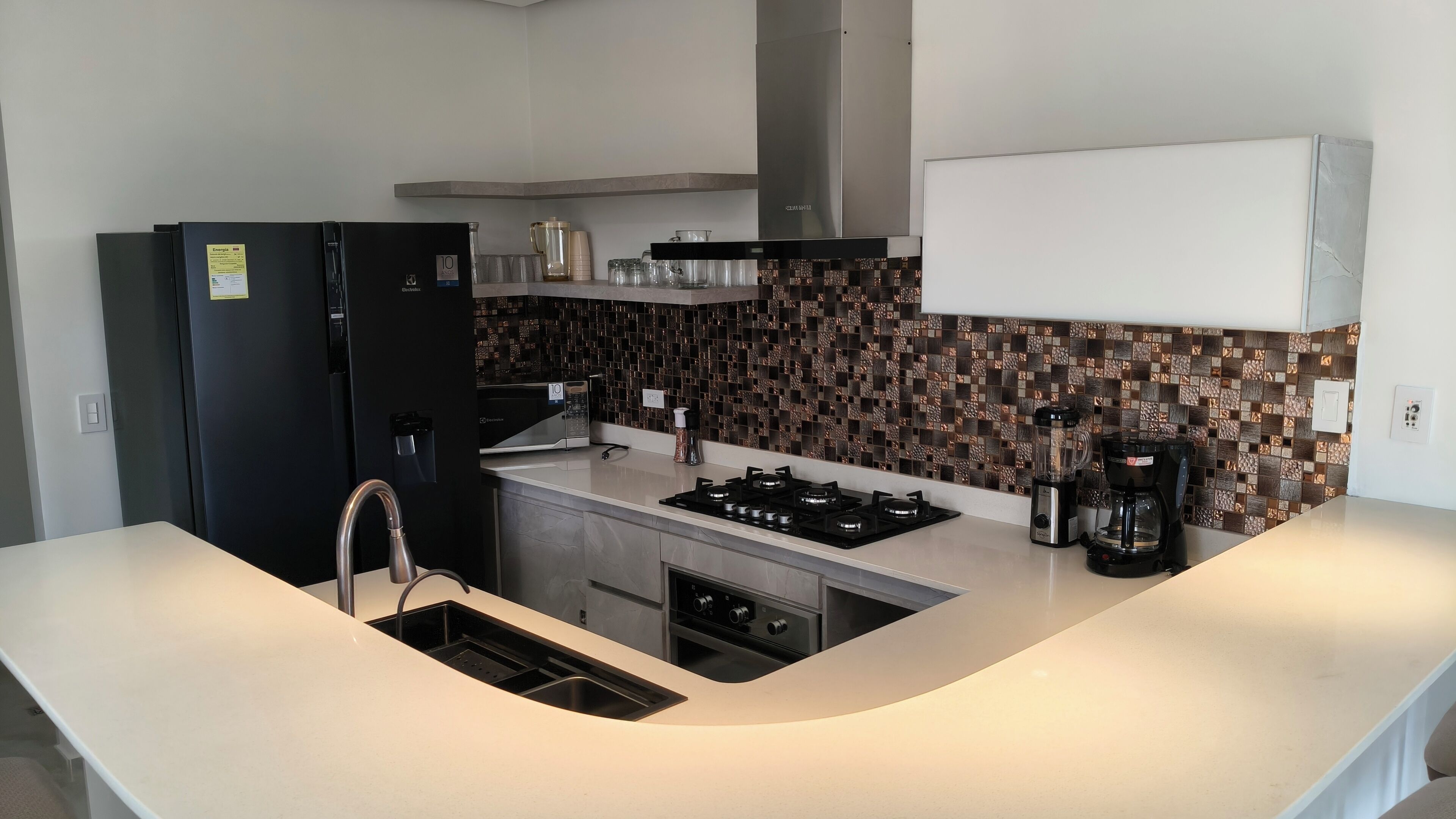 Superior appartement, balkon, uitzicht op bergen | Privékeuken | Een koelkast met diepvriezer, een microgolfoven, een oven, een kookplaat