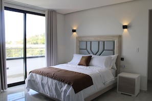 Apartamento superluxo, 2 quartos, vista para a montanha | Frigobar, cofres nos quartos, individualmente mobiliados