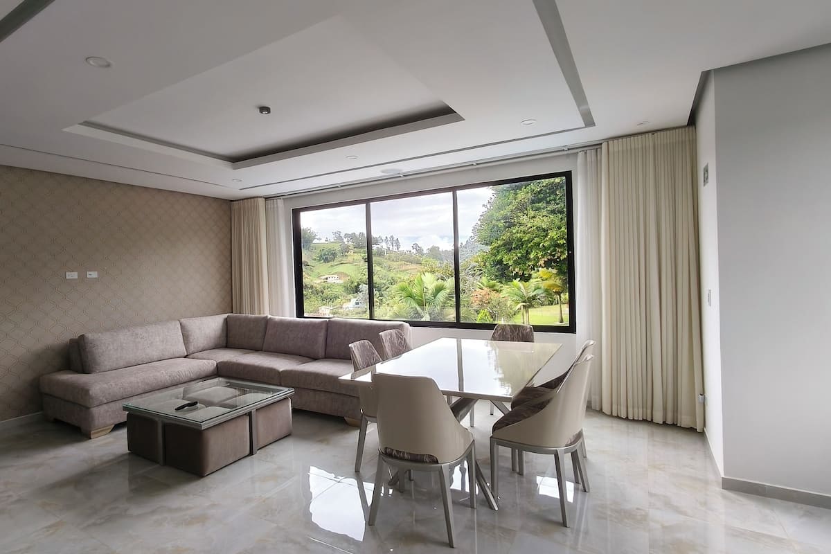 Departamento superior, balcón, vista a la montaña | Área de sala de estar | Smart TV de 55 pulgadas con canales por cable y piso con calefacción