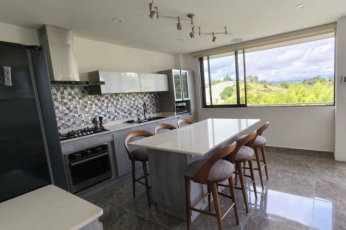 Departamento familiar, vista a la montaña | Cocina privada | Refrigerador con congelador, microondas, horno y parrilla de estufa