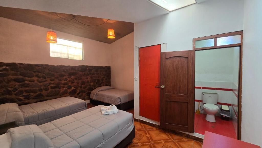 Classic-Dreibettzimmer, Terrasse, Gartenblick | Schreibtisch, laptopgeeigneter Arbeitsplatz, kostenloses WLAN