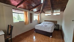 Deluxe-Doppelzimmer, Terrasse, Bergblick | Schreibtisch, laptopgeeigneter Arbeitsplatz, kostenloses WLAN