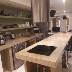 Micro-ondes, four, plaque de cuisson, lave-vaisselle