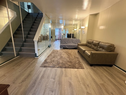 NE,Spacious 5-bedroom  2 bathrooms  in charming Philadelphia with AC