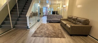 NE,Spacious 5-bedroom  2 bathrooms  in charming Philadelphia with AC
