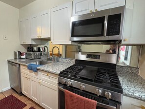 Private kitchen - NE,Spacious 5-bedroom  2 bathrooms  in charming Philadelphia with AC (Philadelphia)