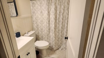 Secador de pelo, toallas, jabón y papel higiénico