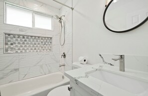 Shower, hair dryer, towels, soap - Spacious4-bedroom house W/ Amazing backyard (Chula Vista)
