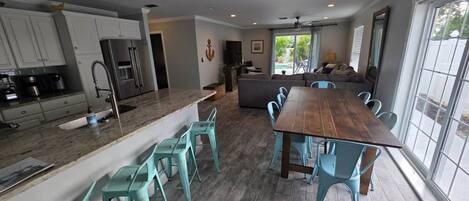 Jääkaappi, mikroaaltouuni, uuni, liesi