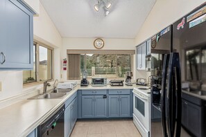 Fridge, microwave, oven, stovetop - Stunning 3 Bedroom home in Ahwatukee (Phoenix)
