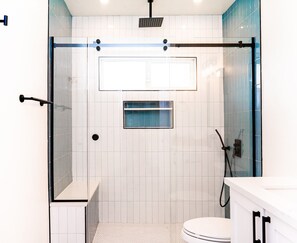 Regadera, secadora de cabello, toallas, jabón