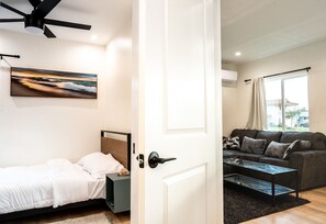 Tabla de planchar con plancha, wifi y ropa de cama