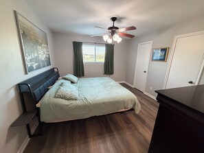 Desk, free WiFi, bed sheets - 7 Beds/2 Bedroom/Outdoor Patio-Newly renovated City Centre/Energy Corridor (Houston)