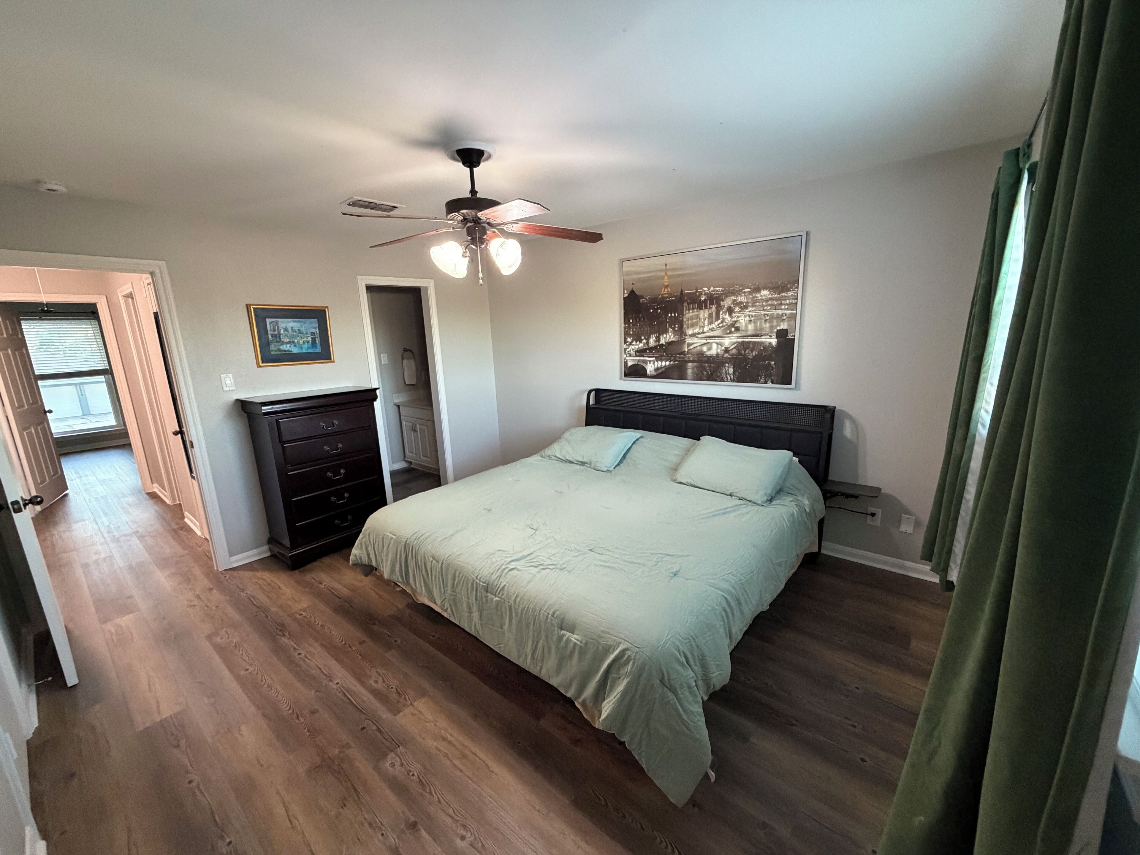 مكتب وواي فاي مجانًا وملاءات أسرّة